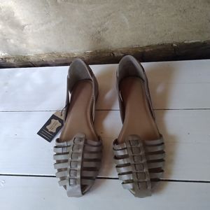 NWT Crevo Fisherman Leather Flats Size 8